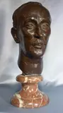 Alejandro Bustillo by José Fioravanti, escultura de bronce patinado, offered Nov 2022