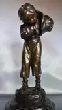 Antoine Bofill, Niño Prendiendo Un Cigarro, escultura de bronce patinado
