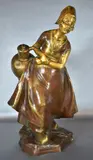 Henri Pernot, Joven Bretona Cargando Agua, escultura de bronce patinado y dorado