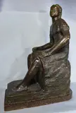 Mujer Sentada by Pedro Tenti, escultura de bronce patinada, offered Aug 2022