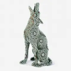 Joana Vasconcelos, Cantareira, Faiança Rafael Bordalo Pinheiro pintada com vidrado cerâmico e renda em crochê dos Açores