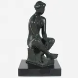 Moça Sentada by Bruno Giorgi, Escultura em bronze, offered Aug 2015