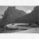 Jean Manzon, Viaduto das Canoas e Pedra de Gávea, c. 1940, Gelatina e prata sobre papel