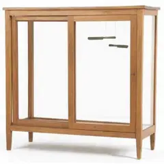 Fernanda Gomes, 2005, Instalação com vitrine e facas de prata