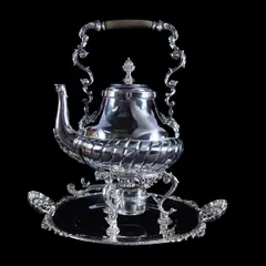 Untitled by Samovar com presentoir, prata de lei europeia, offered Apr 2023