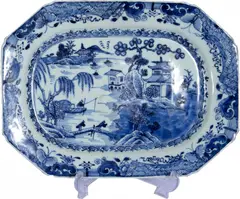 Untitled by Travessa retangular de forma oitavada, porcelana chinesa, offered Apr 2023