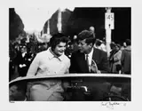 Carl Mydans, Senator John F. Kennedy canpaigning with his wife in Boston, 1958, 1999, fotografia