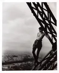 Peter Lindbergh, Mathilde on Eiffel Tower - Homage to Erwin Blumenfeld + Marc Riboud, 1989, fotografia