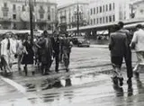 Passantes Atravessando a Rua by Hildegard Rosenthal, Foto pb em gelatina e prata sobre papel, offered Sep 2020