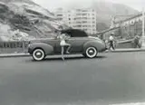 Carro Parado com Motorista e Moça by Hildegard Rosenthal, Foto pb em gelatina e prata sobre papel, offered Sep 2020