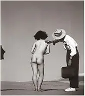Shōji Ueda, Nude in Dunes, 1950, Foto pb sobre papel
