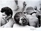 Ed Viggiani, Fila para o Abastecimento de Água da População em Monte Santo, 1996, Foto pb sobre papel