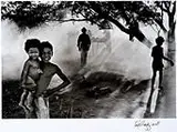 Ed Viggiani, Garoto com Criança no Colo, 1997, Foto pb sobre papel