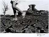 Ed Viggiani, Chão Rachado no Açude Cocorobó, 1996, foto pb sobre papel