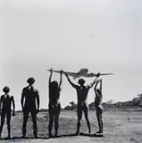 Jean Manzon, Índios saudando avião - Galapalos, 1947, Foto pb sobre papel