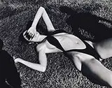 Mulher na Grama by J.R. Duran, 1999, Foto pb sobre papel, offered Sep 2020