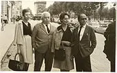 Untitled by Oscar Niemeyer, Maria Luiza, Di Cavalcanti e mais outra Mulher em frente ao Arco Do Triunfo, 1962, Foto pb sobre papel, offered Sep 2020