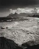 César Barreto, Ressaca no Arpoador III, 2001, Foto pb sobre papel