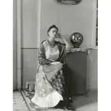 Frida Kahlocom Globo by Manuel Álvarez Bravo, 1938, Foto pb em gelatina e prata sobre papel, offered Sep 2020