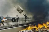 Manifestação na Ponte dos Remédios, São Paulo by Lalo de Almeda, 1997, Foto cor (cibachrome) sobre papel, offered Sep 2020