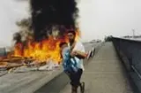 Manifestação na Ponte dos Remédios, São Paulo by Lalo de Almeda, 1999, Foto cor (cibachrome) sobre papel, offered Sep 2020