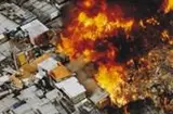 Incêndio na Favela da Avenida Zachi Narchi, São Paulo by Lalo de Almeda, 2000, Foto cor (cibachrome) sobre papel, offered Sep 2020