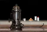 José Benigno, Let‘s Drink A Coffee?, 2016, óleo sobre placa