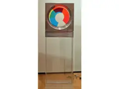 Fletcher Benton, Sin titulo, acrilico, instalación para luz