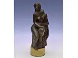 Figura sedente  posando by Carlos de la Cárcova, bronce, offered Dec 2025