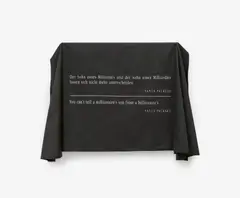 Joseph Kosuth, Fragment B 37, Um 992, Serigrafie auf schwarzem Baumwollstoff