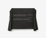 Joseph Kosuth, Fragment B 37, Um 992, Serigrafie auf schwarzem Baumwollstoff