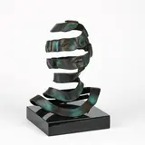Eunwha Kim-Kilian, Hülle (nach M.C. Escher), 1998, Bronze, braun und teilweise grün patiniert, teilweise poliert. Auf Granitsockel