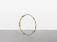 Alicja Kwade, 12 (In Circles), 2012, 5 Uhrzeiger aus Metall, zu einem Reifen verbunden