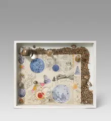 Mary Bauermeister, "Sketch for Tanglewood", 1964-74, Collage, Kreide, Bleistift, Steine auf Holz, Glas und Linsen. In Holzkasten