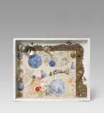 Mary Bauermeister, "Sketch for Tanglewood", 1964-74, Collage, Kreide, Bleistift, Steine auf Holz, Glas und Linsen. In Holzkasten