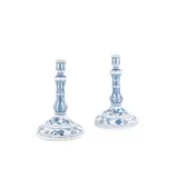 Paar Leuchter mit Zwiebelmusterdekor by Meissen, Porzellan, blau-weiß dekoriert, sold Jan 2025