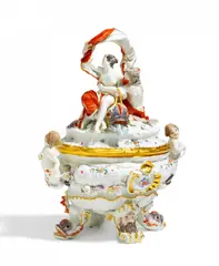 Meissen, Terrine mit Dekor des Schwanenservice <br />mit den Figuren von Acis und Galathea, 20. Jh, Porzellan, modelliert, reliefiert, farbig und gold staffiert