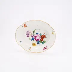 Frankenthal, Ovale Platte mit feiner Blumenmalerei, Um 1789-1797, Porzellan, farbig bemalt, gold staffiert