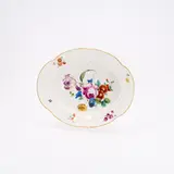 Frankenthal, Ovale Platte mit feiner Blumenmalerei, Um 1789-1797, Porzellan, farbig bemalt, gold staffiert