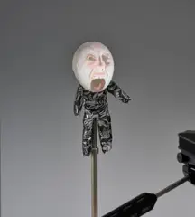 Tony Oursler, Cut Up, 1994, Puppe (Stoff, Holz), Metallständer, Projektor, Stativ, DVD-Player, DVD (Spielzeit 01:02:04, Loop)