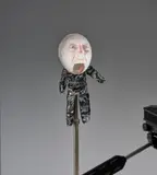 Tony Oursler, Cut Up, 1994, Puppe (Stoff, Holz), Metallständer, Projektor, Stativ, DVD-Player, DVD (Spielzeit 01:02:04, Loop)