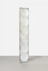 Stele mit 6 Doppellinsen by Adolf Luther, 1987, Zwölf halbverspiegelte, konkave Linsen (jeweils sechs auf Vorder- und Rückseite) in Plexiglaskasten, sold Dec 2025