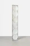Adolf Luther, Stele mit 6 Doppellinsen, 1987, Zwölf halbverspiegelte, konkave Linsen (jeweils sechs auf Vorder- und Rückseite) in Plexiglaskasten