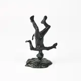 Jörg Immendorff, Affe auf dem Kopf stehend (Kopfschmerz/ Aspirin), Um 2006, Bronze, schwarz patiniert