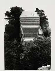 Günther Förg, Villa Malaparte, Capri, 1995, Gelatinesilberabzug auf Barytpapier. Im Passepartout mit Umschlag