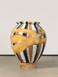Elvira Bach, Ohne Titel (Amphore), 1990, Ton, farbig gefasst. Auf Holzring