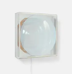 Adolf Luther, Ohne Titel, 1977, Konkave Linse vor Spiegel, auf Holz montiert. In Plexiglaskasten (elektrifiziert)