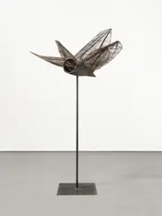 "Ptak-Da" (Vogel) by Magdalena Abakanowicz, 1997, Eisen und Draht, sold Dec 2025