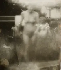 Miroslav Tichý, Ohne Titel, Überarbeiteter Gelatinesilberabzug. Auf roten Halbkarton montiert