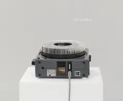 Robert Barry, It is... (documenta 5), 1971/72, 79 S/w Dias (Endlosschleife) und Kodak-Karussell-Diaprojektor